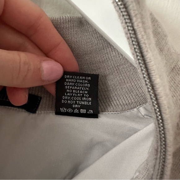 Georgetown University Windbreaker 1/4 Zip Sweatshirt - Picture 5 of 6